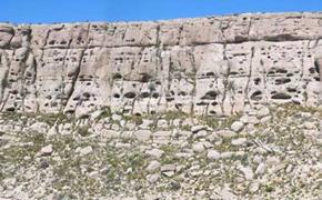 Cliff-face showing&nbsp;Chachao Fm. reservoir&nbsp;with master fractures and vugs, height of cliff ~60m, Neuquén Basin, Argentina."